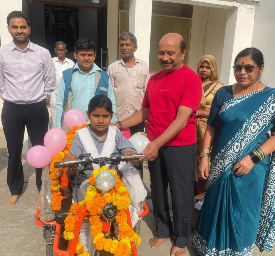 डीएम मधुसूदन हुल्गी एवं उनके माता-पिता ने दिव्यांग छात्रा को प्रदान की मोटराइज्ड ट्राई साइकिल,खुशी से खिल उठा दिव्यांग का चेहरा