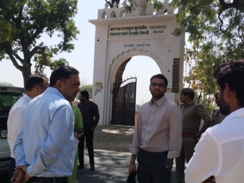 डीएम ने उपनिबन्धक कार्यालयों में पंजीकृत होने वाले विक्रय विलेखों में सबसे बडे मूल्य के विक्रय विलेख में से एक विक्रय बैनामा विलेखों का किया सत्यापन