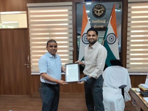 डीएम ने एडीएम को आरक्षी नागरिक पुलिस सीधी भर्ती-2023 में 60,244 पदों पर चयन के लिए भर्ती परीक्षा को पूर्ण शुचिता एवं दक्षता के साथ सपन्न कराये जाने पर बोर्ड से प्राप्त सौंपा प्रशस्ति पत्र