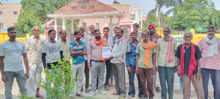 रेलवे लाइन के किनारे बैरीकेडिंग होने से रास्ता हुआ बंद,ग्रामीणों ने प्राथमिक विद्यालय एवं खेतों की तरफ जाने के लिए रास्ता छोड़ने व अण्डर पास बनाये जाने को लेकर DRM और GM को दिया ज्ञापन