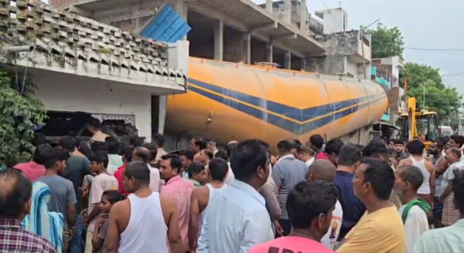 तेज रफ्तार सीमेंट का टैंकर घर में घुसा,टैंकर चालक और क्लीनर फंसे,कड़ी मशक्कत के बाद रेस्क्यू कर निकाले गए