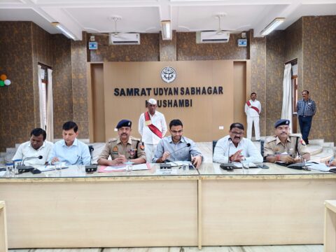 पटाखा बिक्री स्थल पर सुरक्षा के सभी मानकों का अनुपालन सुनिश्चित कराने एवं मिलावटी खाद्य पदार्थों के विरुद्ध और प्रभावी कार्यवाही करने के डीएम ने दिए निर्देश