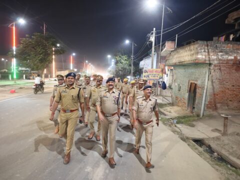 त्यौहारों के मद्देनजर एसपी ने एएसपी और पुलिस फोर्स के साथ मंझनपुर में किया पैदल गश्त,लोगो को दिया सुरक्षा का भरोसा