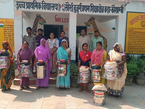 धनतेरस व दीपावली पर्व पर रसोइयों को उपहार देकर किया गया सम्मानित