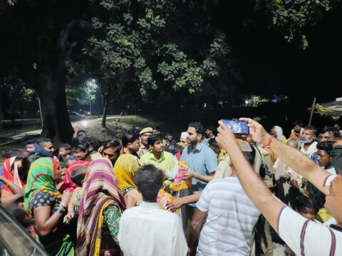 डीएम ने मलिन बस्ती मंगरोहनी में लोगों को मिठाई व फल प्रदान कर,उनके साथ त्योहार की बांटी खुशियां