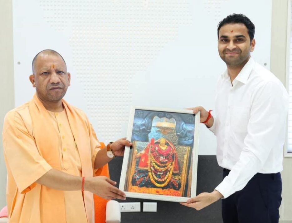 डीएम मधुसूदन हुल्गी ने मुख्यमंत्री योगी आदित्यनाथ से की शिष्टाचार भेंट, विकास कार्यों पर हुई विस्तृत चर्चा