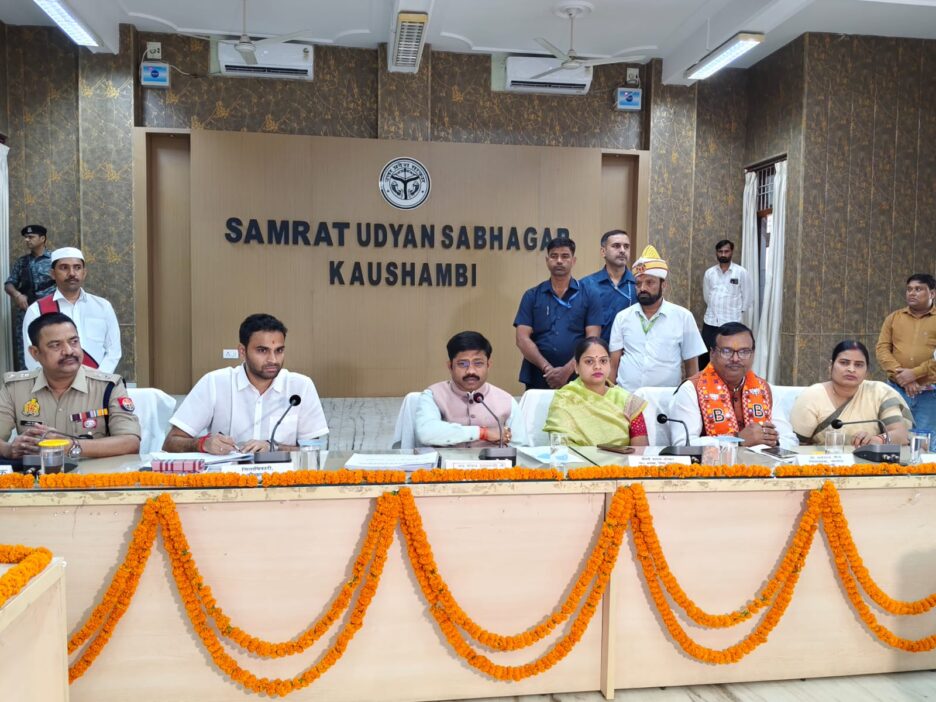 औद्योगिक विकास मंत्री नंद गोपाल गुप्ता नंदी ने अधिकारियों के साथ की बैठक,भू-माफियाओं को चिन्हित कर उनके विरुद्ध कड़ी कार्रवाई करने एवं गैंगस्टर एक्ट के अंतर्गत प्रभावी कार्रवाई करने के दिए निर्देश