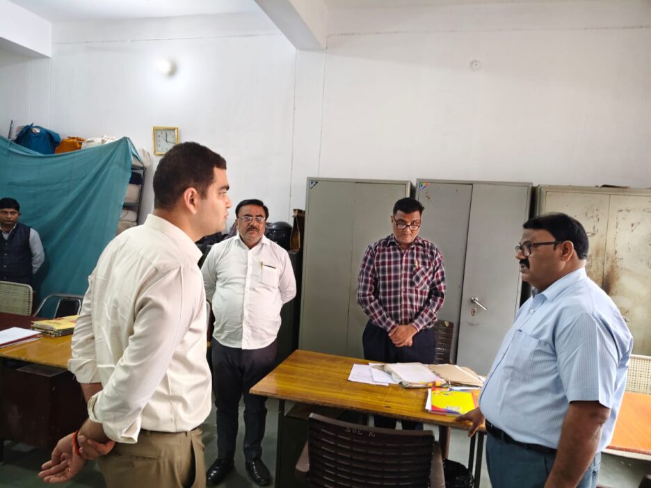 कौशाम्बी के नवागत डीएम अमित पाल शर्मा ने कलेक्ट्रेट में स्थित विभागों एवं पटलों का किया निरीक्षण