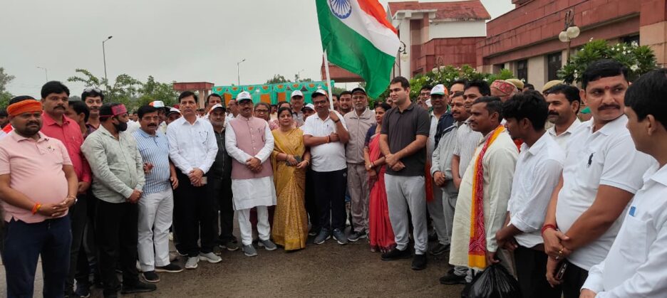 सरदार वल्लभ भाई पटेल की जयंती पर डीएम एवं भाजपा जिलाध्यक्ष ने पदयात्रा को हरी झण्डी दिखाकर किया रवाना