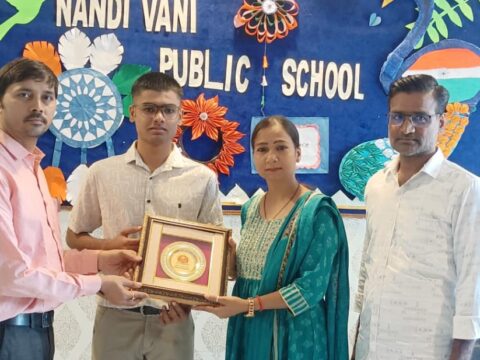 नंदी वाणी पब्लिक स्कूल के होनहार छात्र हर्षित का NDA में हुआ चयन,स्कूल प्रबंधन ने छात्र और अभिभावक को किया सम्मानित