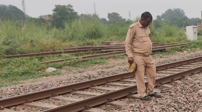 हाई स्पीड ट्रेन के आगे कूदा बुजुर्ग,रेलवे ट्रैक पर 200 मीटर फैले शव के टुकड़े,नहीं हुई शिनाख्त