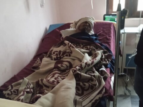 मकान निर्माण के दौरान हाईटेंशन तार से टच हुआ सरिया, सरिया से उतरे करंट की चपेट में आकर मजदूर झुलसा,अस्पताल में भर्ती