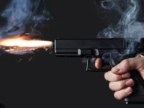 लाइसेंसी बंदूक से चली गोली में युवक गंभीर रूप से घायल,गांव में मची अफरा-तफरी,पुलिस जांच में जुटी