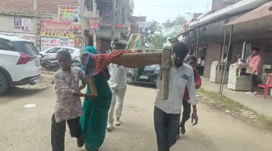 दबंगों ने 95 साल के बुजुर्ग पर लगाया दबंगई कर जमीन कब्जा करने का आरोप,परिजन बुजुर्ग को चारपाई पर लेकर पहुंच गए एसडीएम कार्यालय,एसडीएम ने जांच कर कार्रवाई के दिए निर्देश