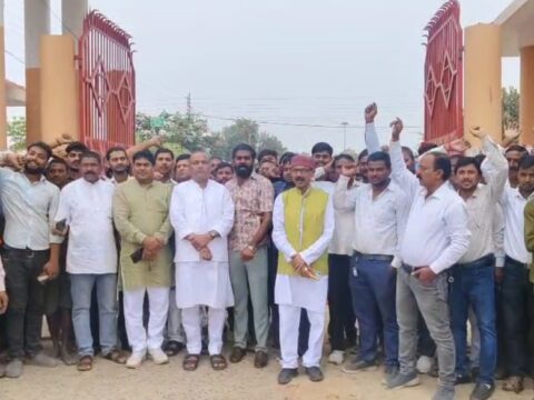 कौशाम्बी में मंडी समिति के अंदर दबंगों ने की व्यापारियों की पिटाई,आक्रोशित व्यापारियों ने काम बंदकर किया प्रदर्शन