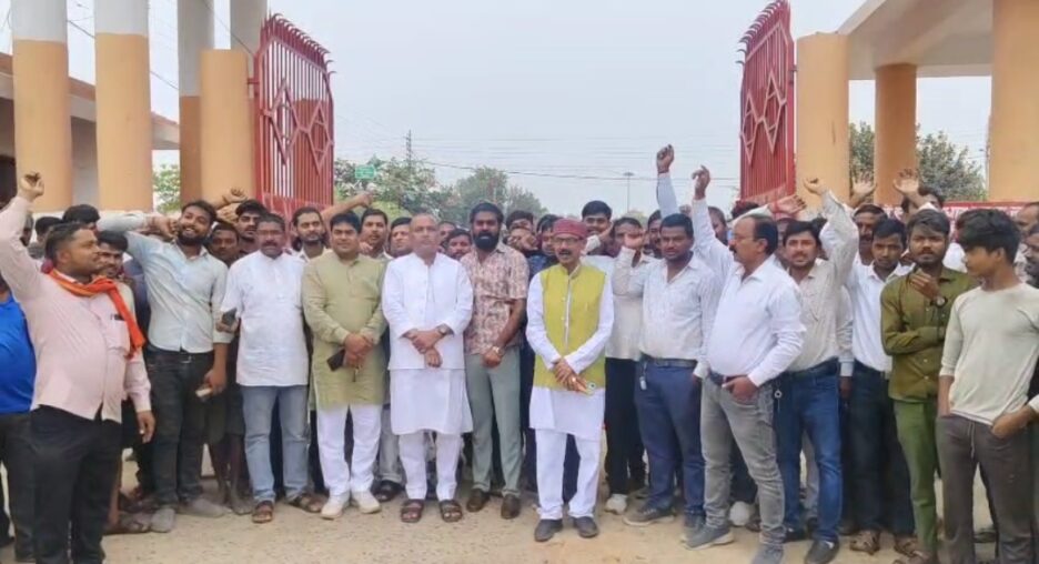 कौशाम्बी में मंडी समिति के अंदर दबंगों ने की व्यापारियों की पिटाई,आक्रोशित व्यापारियों ने काम बंदकर किया प्रदर्शन