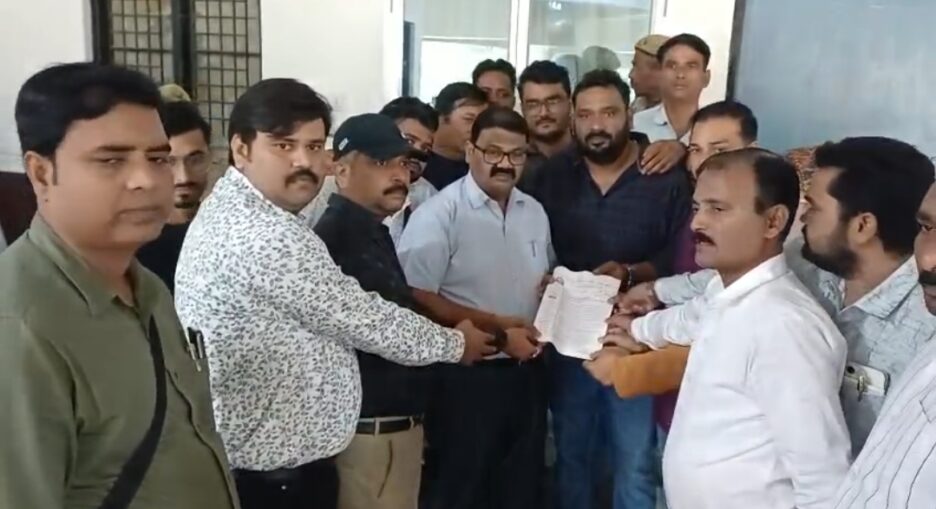 प्रयागराज में पत्रकार की हत्या पर कौशाम्बी के पत्रकारों में उबाल,इलेक्ट्रॉनिक मीडिया क्लब ने ज्ञापन सौंपकर उठाई पत्रकार सुरक्षा की मांग