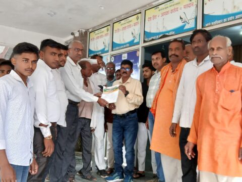 भारी बारिश से किसानो की फसलों के हुए नुकसान को लेकर सकिपा का मुख्यालय में प्रदर्शन, ज्ञापन सौंपकर की किसानो को मुआवजा दिलाने की मांग