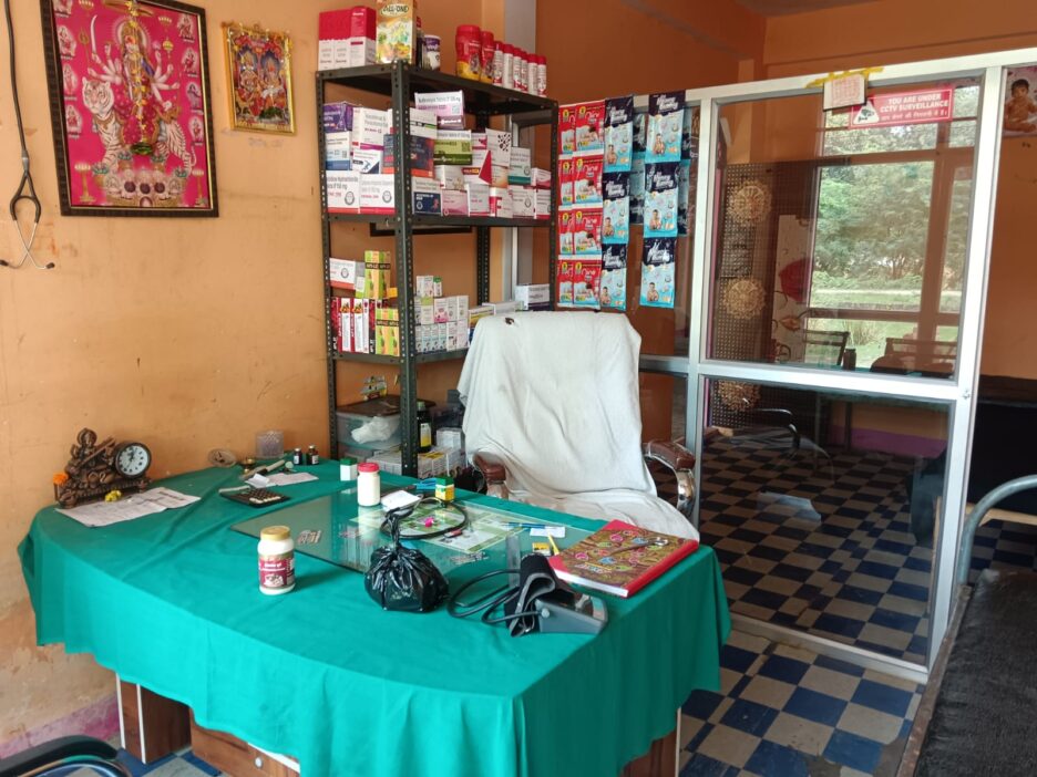 स्वास्थ्य विभाग की मिलीभगत से हरा पर्दा डालकर अस्पताल चला रहा झोलाछाप,मीडिया के पहुंचते ही क्लीनिक छोड़कर हुआ फरार