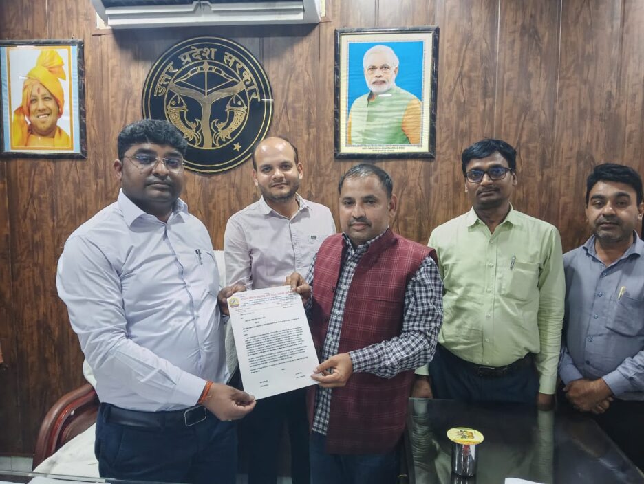 कौशाम्बी में शिक्षकों की समस्याओं के समाधान हेतु राष्ट्रीय शैक्षिक महासंघ ने बीएसए को सौंपा ज्ञापन