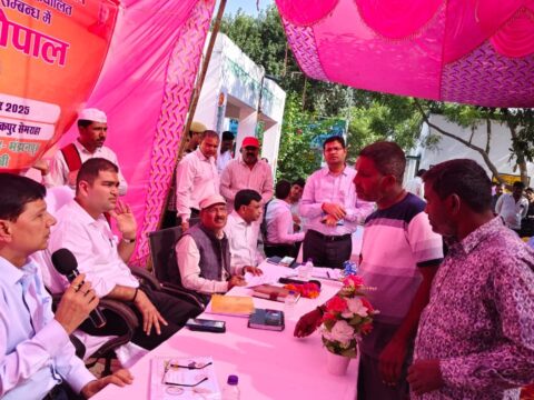 डीएम ने सादिकपुर सेमरहा में चौपाल लगाकर सुनी ग्रामवासियों की समस्यायें,विभागीय योजनाओं से सभी पात्र व्यक्तियों को लाभान्वित करने के दिए निर्देश