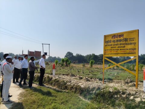 डीएम ने स्वतन्त्रता सेनानी स्व0 लाखन सिंह की स्मृति में विकसित किए जा रहें शौर्य वन का किया भ्रमण