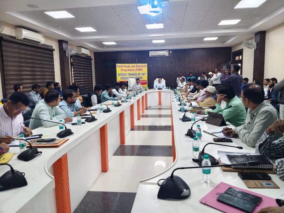 प्रशिक्षु अधिकारियों को जनपद स्तर पर संचालित विभिन्न योजनाओं,नवाचारों,कार्यक्रमों व उनके प्रभावी क्रियान्वयन की प्रक्रिया की दी गई विस्तृत जानकारी