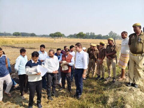 डीएम ने लेखपाल को निलम्बित करने एवं कानूनगो से स्पष्टीकरण प्राप्त करने के दिए निर्देश