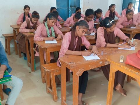 भाषा कौशल विकास के लिए आयोजित हुई स्पेल बी परीक्षा