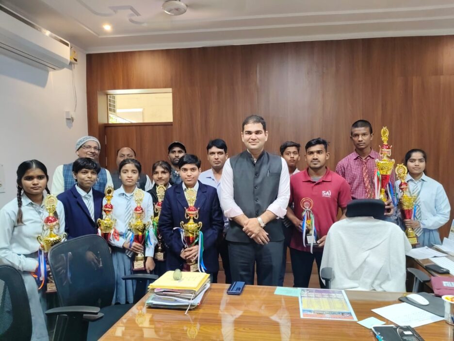 राष्ट्रीय स्तर पर आयोजित 69वीं रायफल/पिस्टल शूटिंग प्रतियोगिता में प्रतिभाग करेंगे धर्मा देवी इण्टर कॉलेज के 08 छात्र/छात्राएं,डीएम ने दी शुभकामनाएं