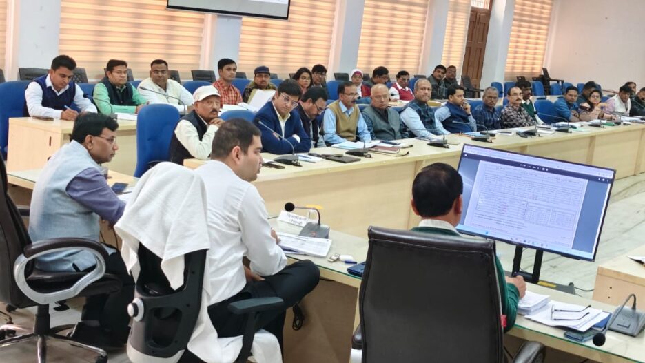 डीएम ने सीएम डैशबोर्ड पर प्रदर्शित योजनाओं/इंडीकेटर्स की प्रगति की समीक्षा कर अधिकारियों को शत-प्रतिशत प्रगति लाने के दिए निर्देश