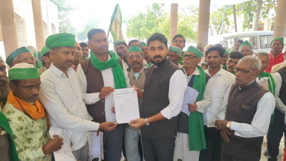 किसानों ने धान खरीद,एमएसपी,स्मार्ट मीटर समेत किसानों की समस्याओं को लेकर किया प्रदर्शन,एसडीएम को सौंपा ज्ञापन