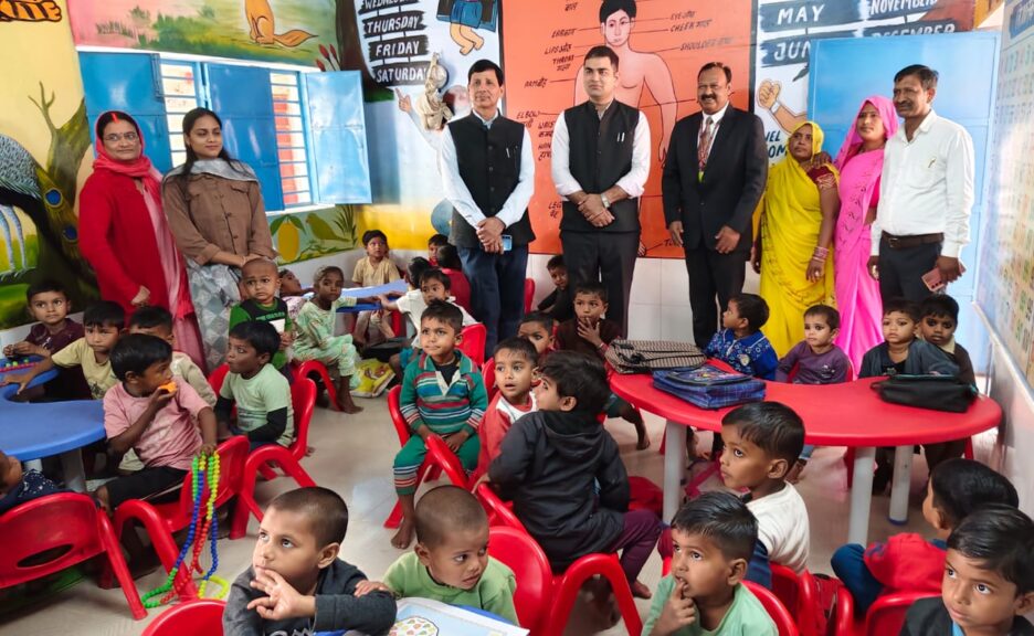 अपर सचिव ने कंपोजिट विद्यालय व आंगनवाड़ी केन्द्र बजहा खुर्रमपुर का किया निरीक्षण