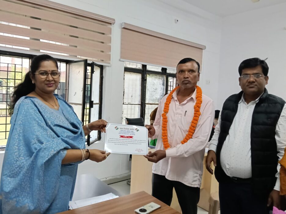 उप जिला निर्वाचन अधिकारी ने विशेष प्रगाढ़ पुनरीक्षण के तहत् शत-प्रतिशत कार्य पूर्ण कर लिए जाने पर BLO पितई लाल को प्रशस्ति-पत्र प्रदान कर किया सम्मानित