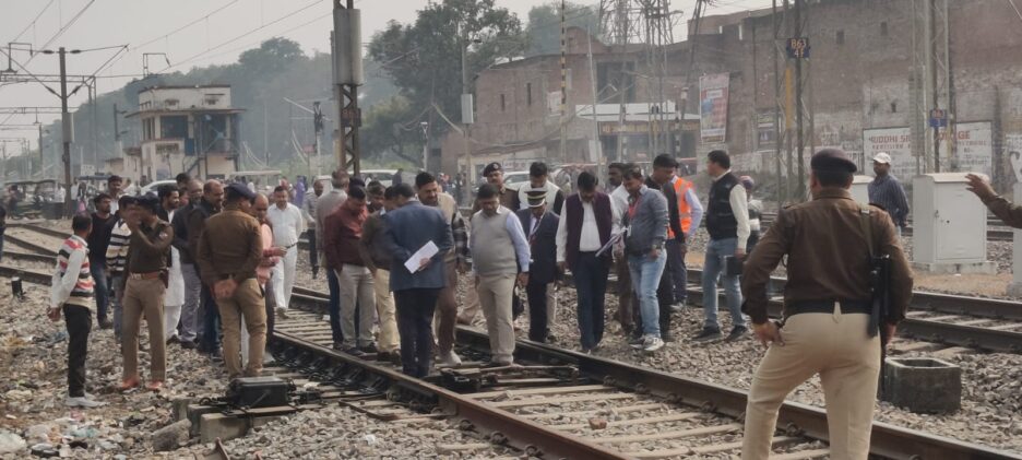 भरवारी रेलवे क्रॉसिंग पर जाम के झाम से जल्द मिलेगी निजात,क्रासिंग कर रेल ब्रिज निर्माण के लिए रेलवे GM ने DRM के साथ किया निरीक्षण