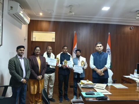 जिला निर्वाचन अधिकारी ने विशेष प्रगाढ़ पुनरीक्षण के तहत् शत-प्रतिशत कार्य पूर्ण कर लिए जाने पर तीन बूथ लेबिल अधिकारी को प्रशस्ति-पत्र प्रदान कर किया सम्मानित