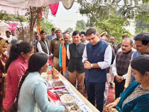 डीएम ने जैविक एवं प्राकृतिक खेती में गौशालाओं की उपयोगिता आधारित नवाचार कार्यक्रम का किया शुभारंभ