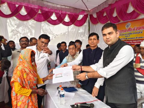 डीएम ने ग्राम फतेहपुर सहाबपुर में चौपाल लगाकर सुनी ग्रामवासियों की समस्याए,आयुष्मान भारत योजना के लाभार्थियों को प्रदान किया गोल्डेन कार्ड