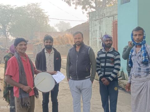 मतदाताओं को SIR फॉर्म भरने के लिए सभासद करा रहा मुनादी,मतदाताओं को किया SIR के प्रति जागरूक