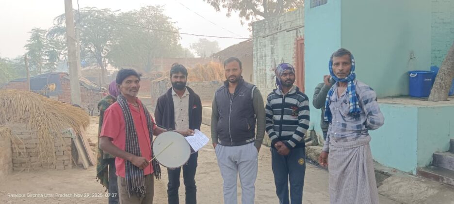 मतदाताओं को SIR फॉर्म भरने के लिए सभासद करा रहा मुनादी,मतदाताओं को किया SIR के प्रति जागरूक