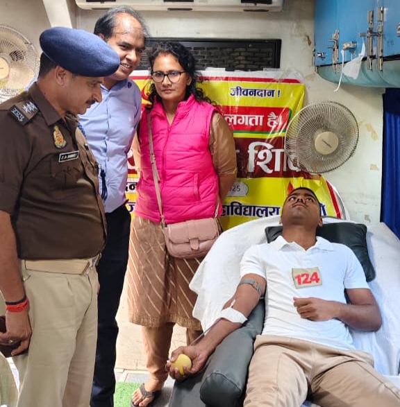 पुलिस लाइन कौशाम्बी में रक्तदान शिविर का आयोजन 15 पुलिस कर्मियों ने किया रक्तदान