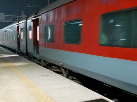 भरवारी में प्लेटफार्म पर ट्रेन आते ही रेलवे लाइन पर लेट गया युवक,युवक का शरीर दो हिस्सों में बंटा,15 मिनट तक खड़ी रही महानंदा एक्सप्रेस