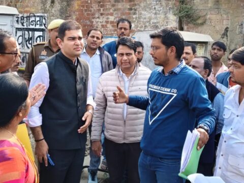 भरवारी रेलवे क्रासिंग पर जल्द होगा RUB का निर्माण, लोगों को मिलेगी रोज रोज लगने वाले जाम से निजात,डीएम ने रेलवे के अधिकारियों के साथ किया निरीक्षण