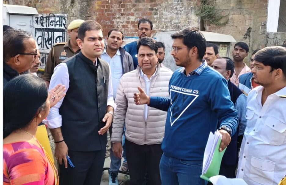 भरवारी रेलवे क्रासिंग पर जल्द होगा RUB का निर्माण, लोगों को मिलेगी रोज रोज लगने वाले जाम से निजात,डीएम ने रेलवे के अधिकारियों के साथ किया निरीक्षण