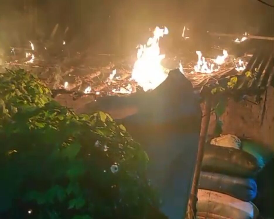 अराजकतत्वों ने छप्पर नुमा घर में लगाई आग,आग से पूरी गृहस्थी,भूसा जलकर हो गया राख, फायर ब्रिगेड ने कड़ी मशक्कत के बाद बुझाई आग