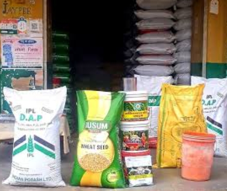 खाद की कालाबाजारी रोकने के लिए कृषि विभाग चला रहा अभियान, विक्रेता दुकानों पर नहीं लगाएंगे रेट बोर्ड तो दुकानों का लाइसेंस होगा कैंसिल,हेल्पलाइन नंबर जारी