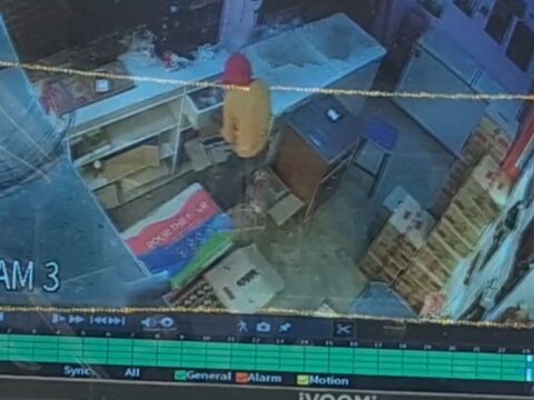 कंपोजिट शराब की दुकान में रखा बिक्री का 1.40 लाख रुपया चोर ने किया पार,चोरी की घटना CCTV में कैद,पुलिस जांच ने जुटी