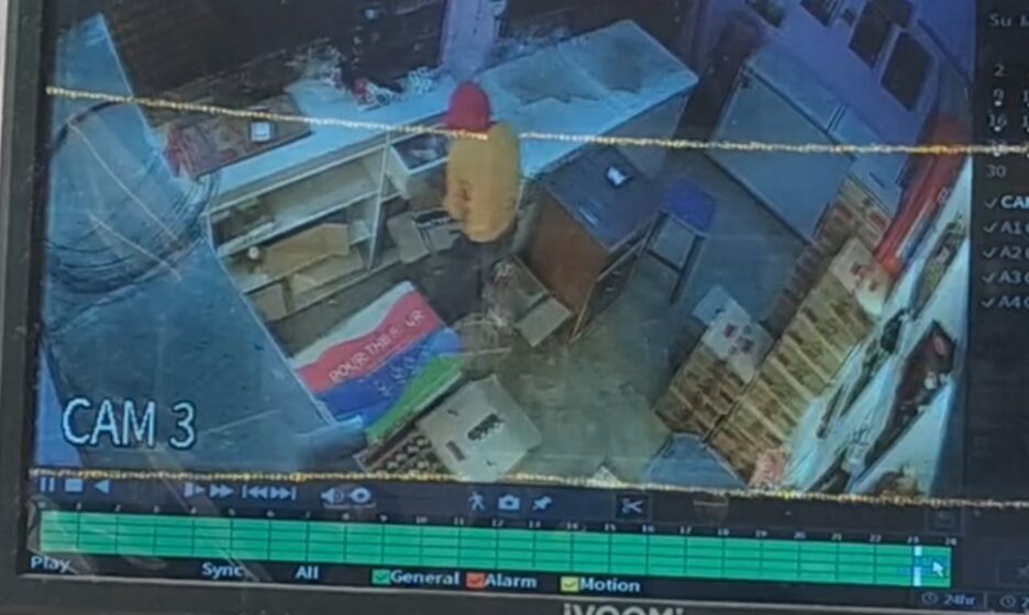 कंपोजिट शराब की दुकान में रखा बिक्री का 1.40 लाख रुपया चोर ने किया पार,चोरी की घटना CCTV में कैद,पुलिस जांच ने जुटी