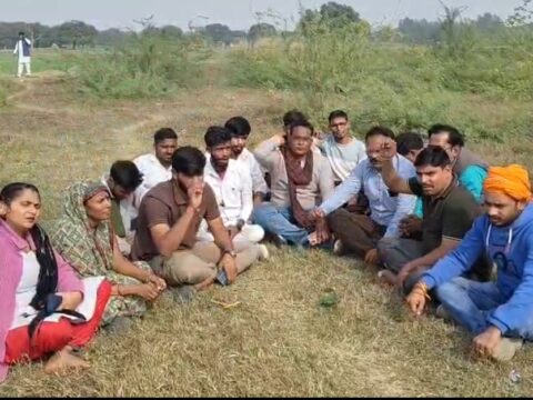 गौकशी की सूचना कर बजरंग दल और विहिप के कार्यकर्ता धरने पर बैठे,किया प्रदर्शन,पुलिस जांच में जुटी