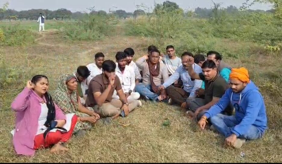 गौकशी की सूचना कर बजरंग दल और विहिप के कार्यकर्ता धरने पर बैठे,किया प्रदर्शन,पुलिस जांच में जुटी